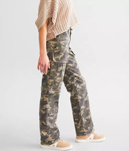 Load image into Gallery viewer, Tracey Camo Cargo Straight Stretch Jean