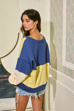 Load image into Gallery viewer, BUCKETLIST - T2700 Contrast Detailing V-neck Sweatshirt
