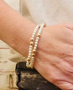 Pearl stretch bracelet with textured Gold Beads