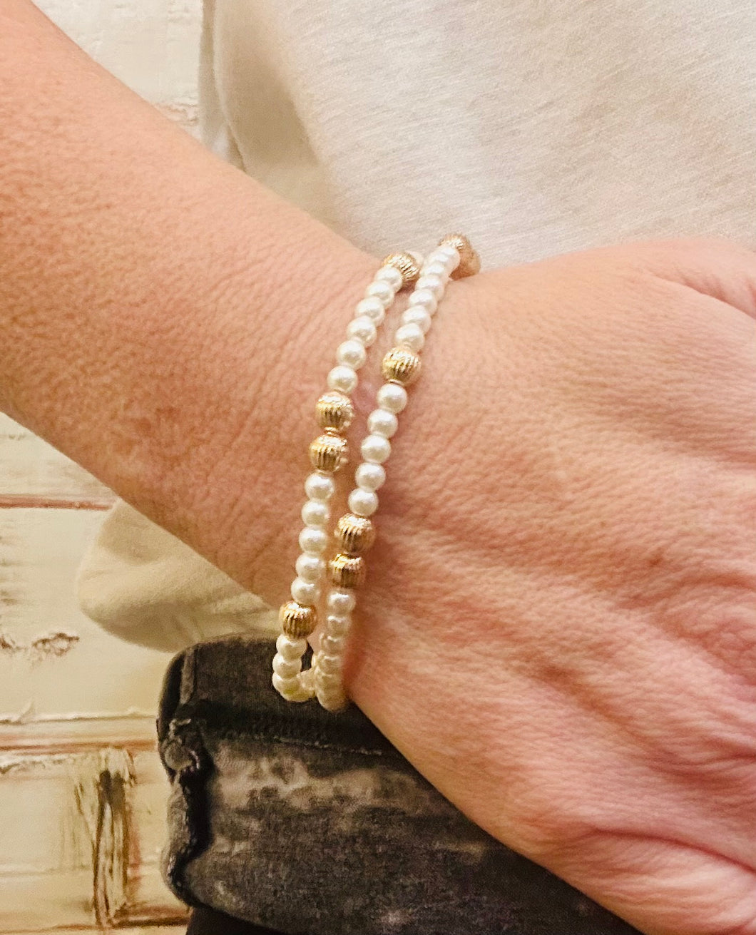 Pearl stretch bracelet with textured Gold Beads