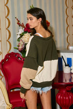 Load image into Gallery viewer, BUCKETLIST - T2700 Contrast Detailing V-neck Sweatshirt
