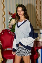 Load image into Gallery viewer, BUCKETLIST - T2700 Contrast Detailing V-neck Sweatshirt
