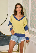 Load image into Gallery viewer, BUCKETLIST - T2700 Contrast Detailing V-neck Sweatshirt
